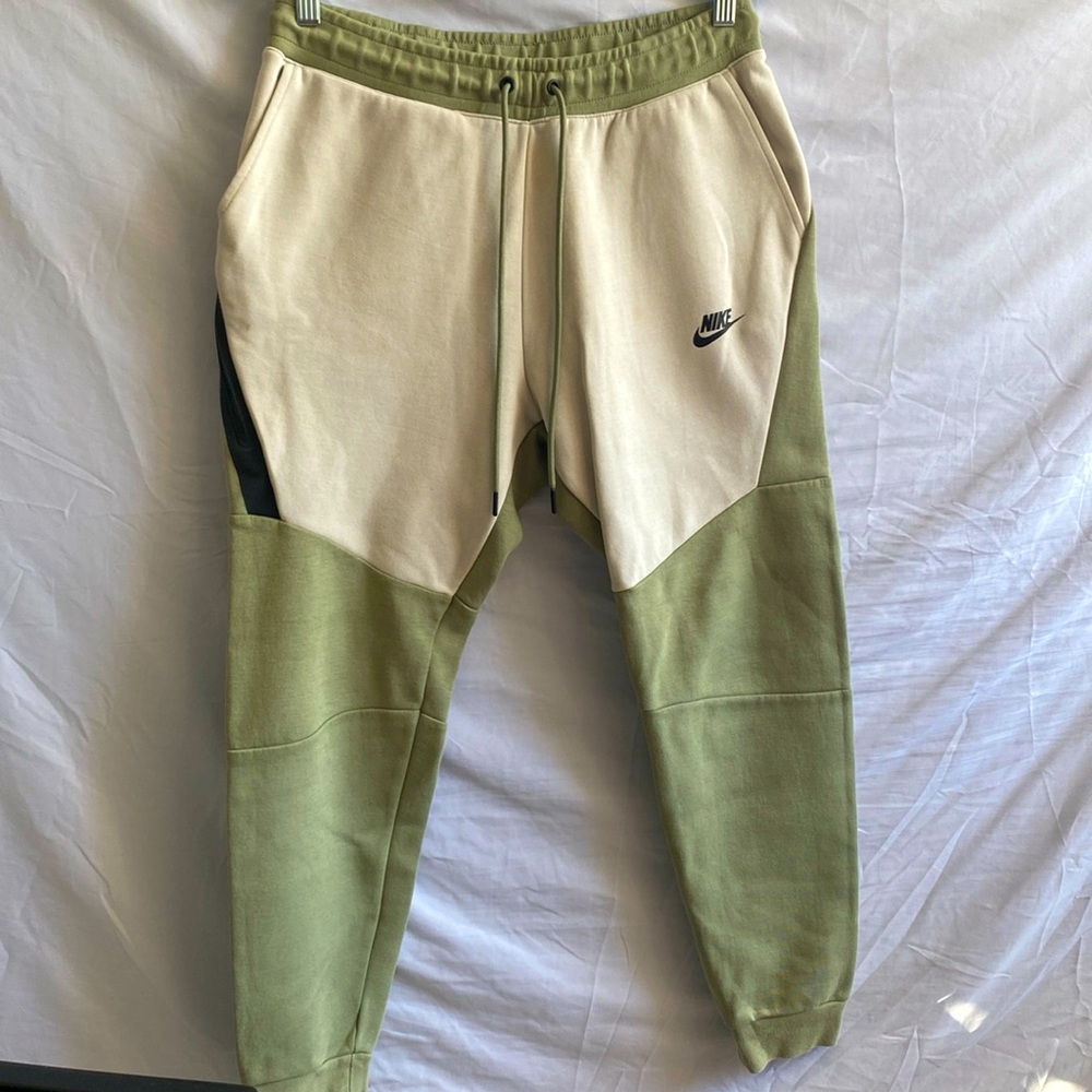 Nike Sweatpants. Size medium. Worn. Excellent Condition. Absolutely no flaws.